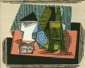 Botella de vidrio y paquete de tabaco 1922 Pablo Picasso